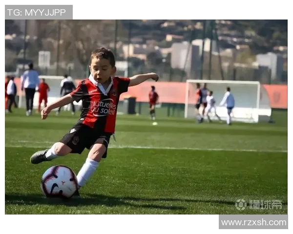 足球明星图画睡衣让孩子们在梦中与偶像共舞的奇妙体验